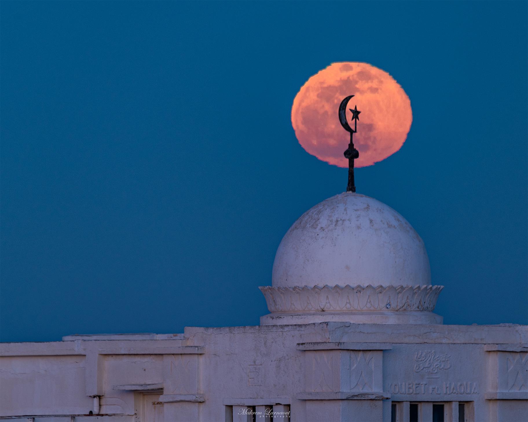 Lune alignée avec le croissant et l'étoile de Kobbet Lahwa par Makrem Larnaout